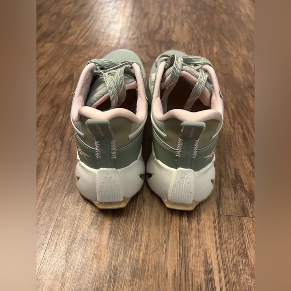 Reebok NWOT Women's Pink and Green Sneaker. Size 7.5 - Picture 3 of 7